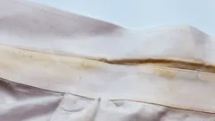 Haushalts-Hack: Eingetrocknete Schweissflecken ohne Chemie entfernen