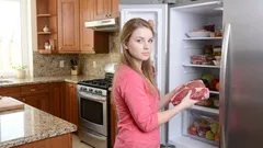 Fleisch im Kühlschrank und Tiefkühler: Haltbarkeit, Tipps und Fehler, die Sie vermeiden sollten
